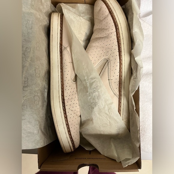 UGG shoes size 9 - Picture 4 of 5